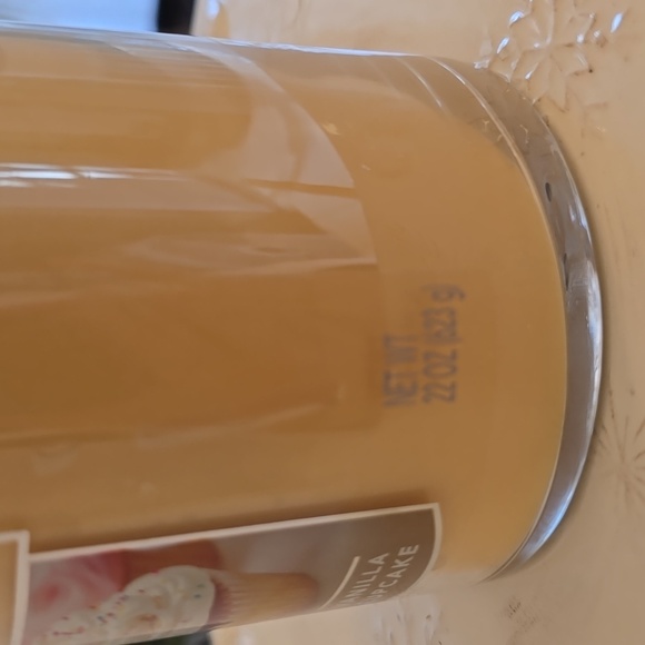 New Yankee Candle Vanilla Cupcake Dual Wick Tumbler 22 oz - Picture 4 of 10